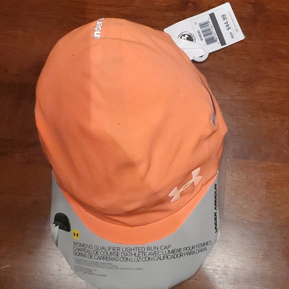 COPY - NWT Womens Under Armour Qualifier lighted run cap - Picture 6 of 9